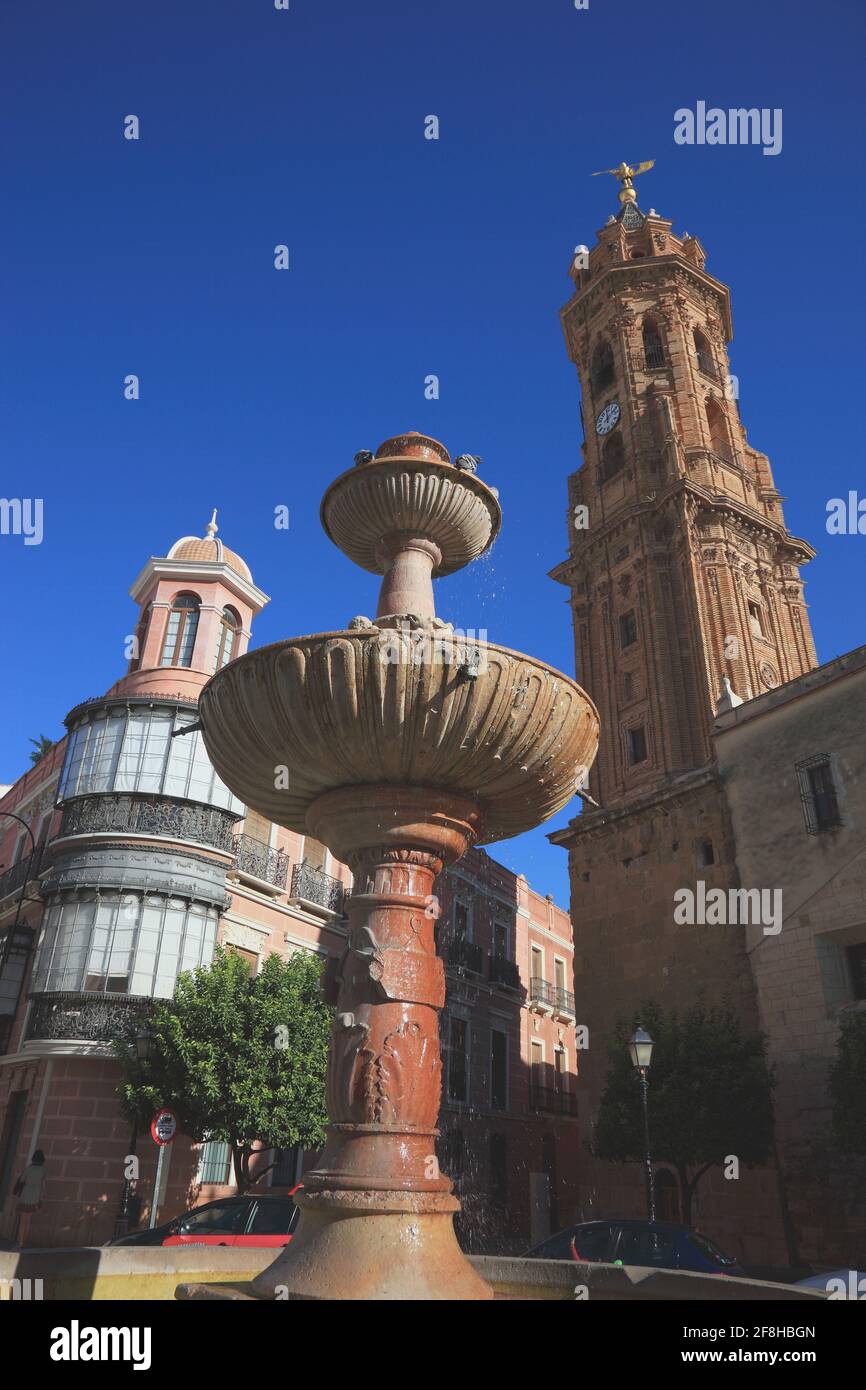 Antequera, Spagna, Andalusia, chiesa di San Sebastian nel centro della città e davor ein Brunnen Foto Stock