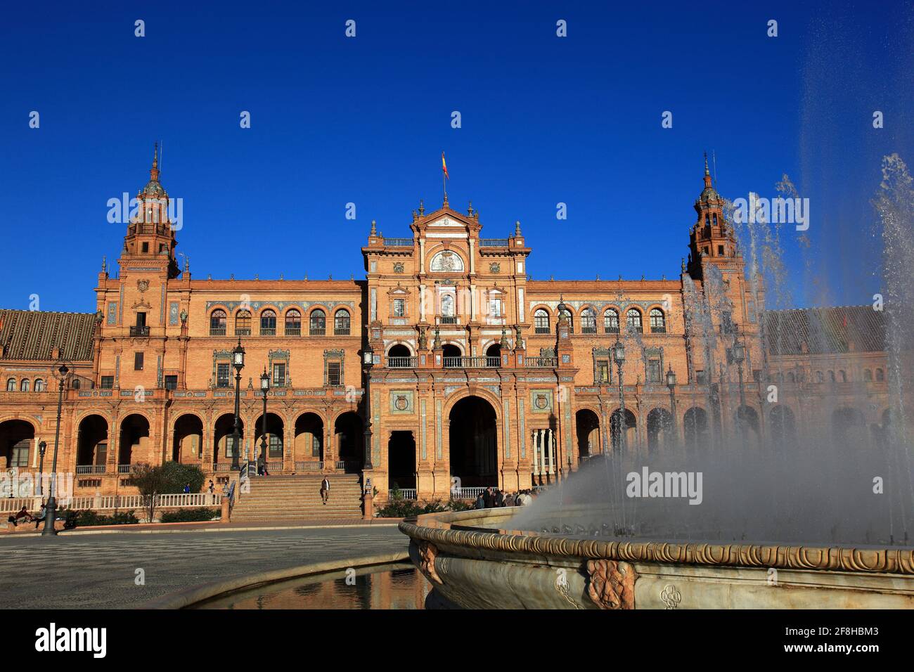 Plaza de Espana, Piazza Spagna, una piazza situata nel Parque de Mar?a Luisa, Parco Maria Luisa, a Siviglia, Spagna, Andalusia, con fontana Foto Stock