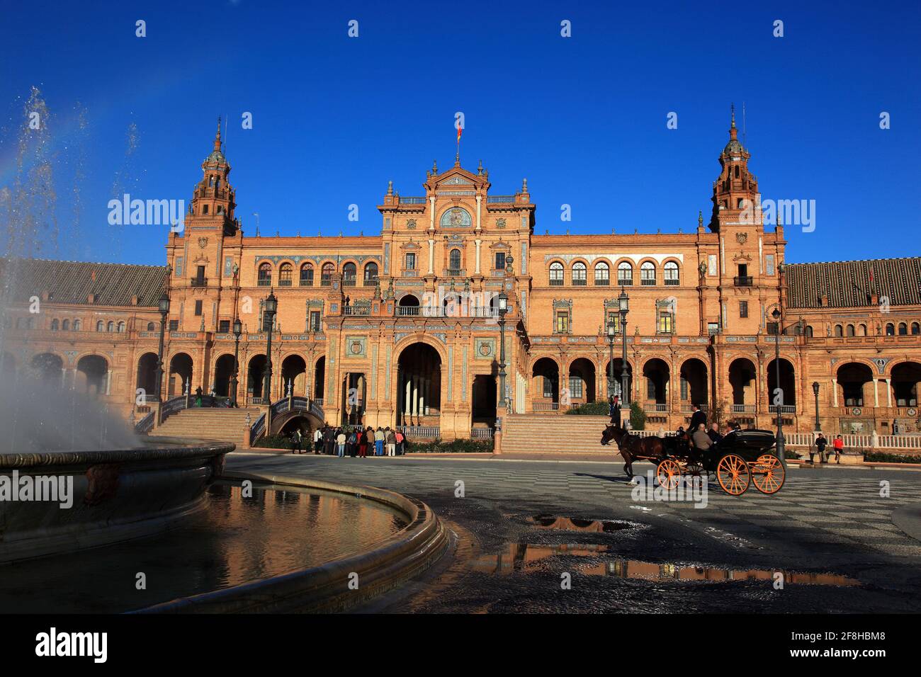 Plaza de Espana, Piazza Spagna, una piazza situata nel Parque de Mar?a Luisa, Parco Maria Luisa, a Siviglia, Spagna, Andalusia, con fontana e hor Foto Stock