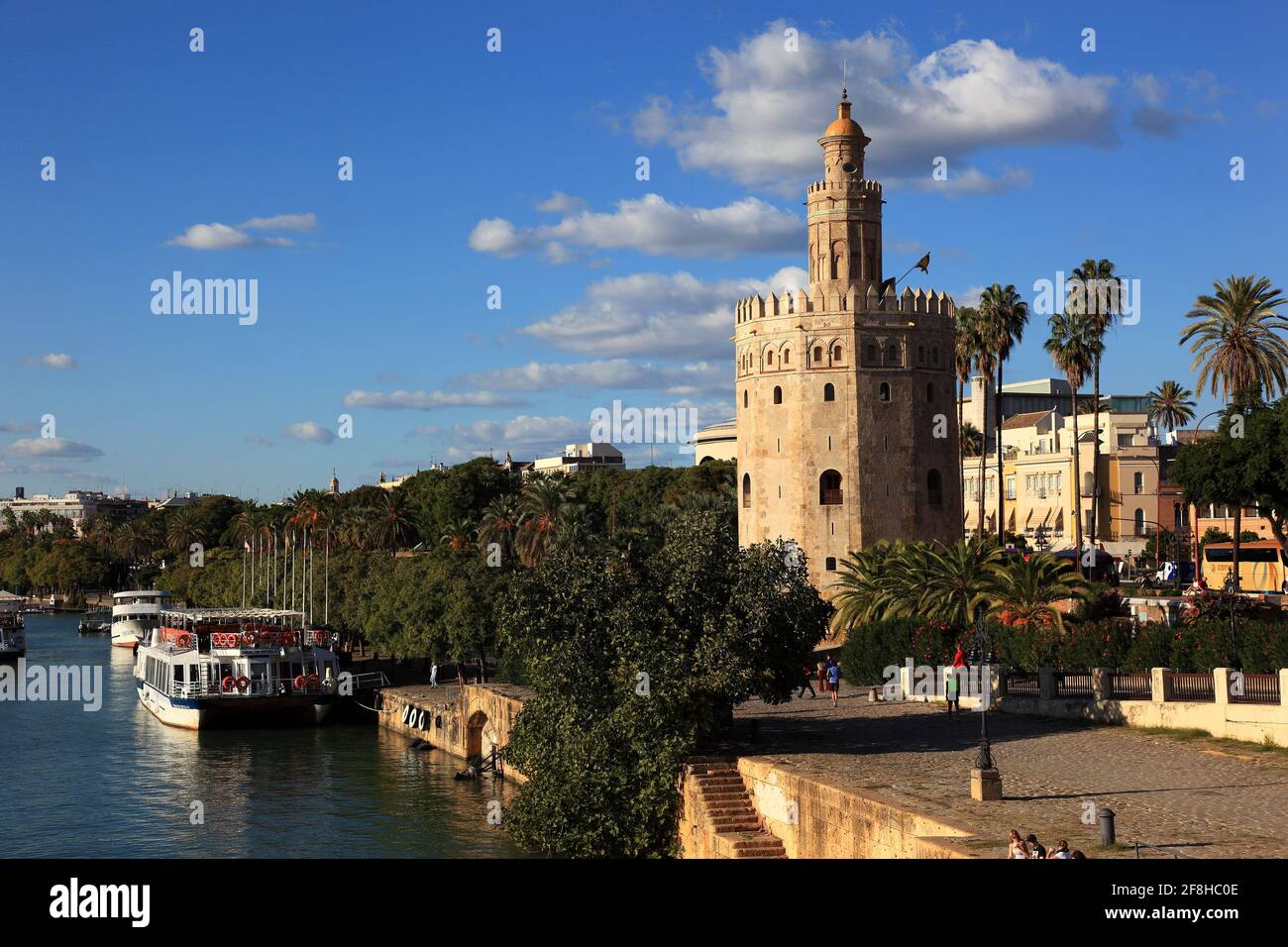 Spagna, Andalusia, Siviglia, la Torre del Oro am lungofiume des Guadalquivir nella città vecchia Foto Stock