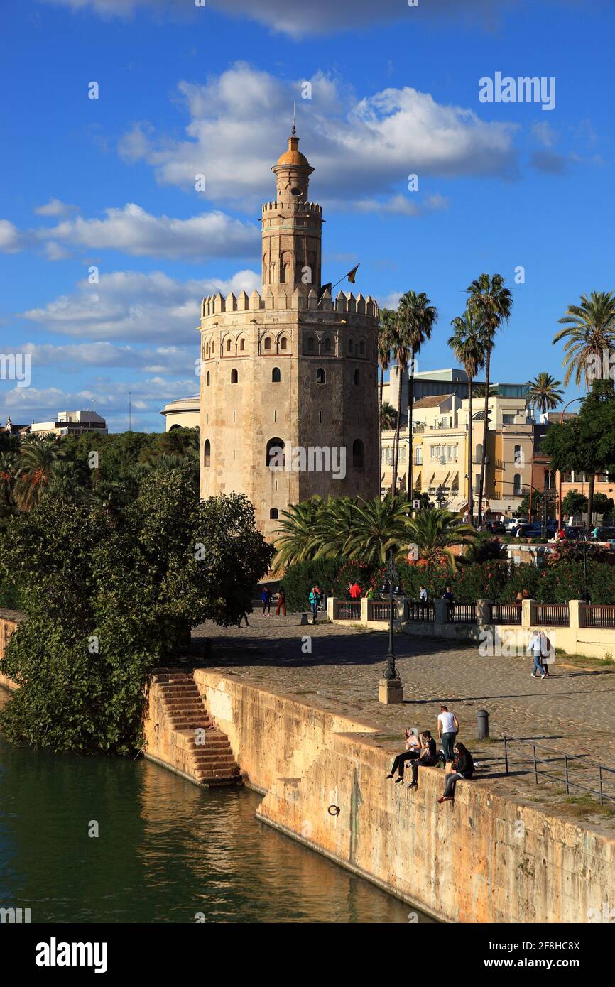 Spagna, Andalusia, Siviglia, la Torre del Oro am lungofiume des Guadalquivir nella città vecchia Foto Stock