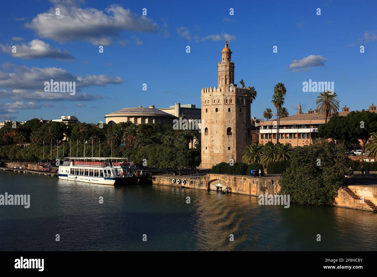 Spagna, Andalusia, Siviglia, la Torre del Oro sul fiume Guadalquivir nella città vecchia Foto Stock