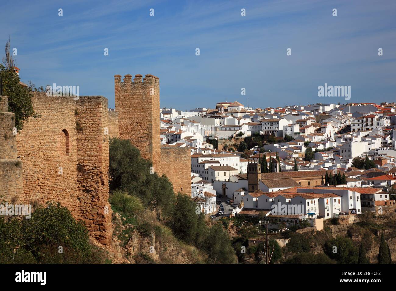 Ronda, un villaggio bianco in Andalusia, Spagna, parte delle mura della città e vista sulla città Foto Stock