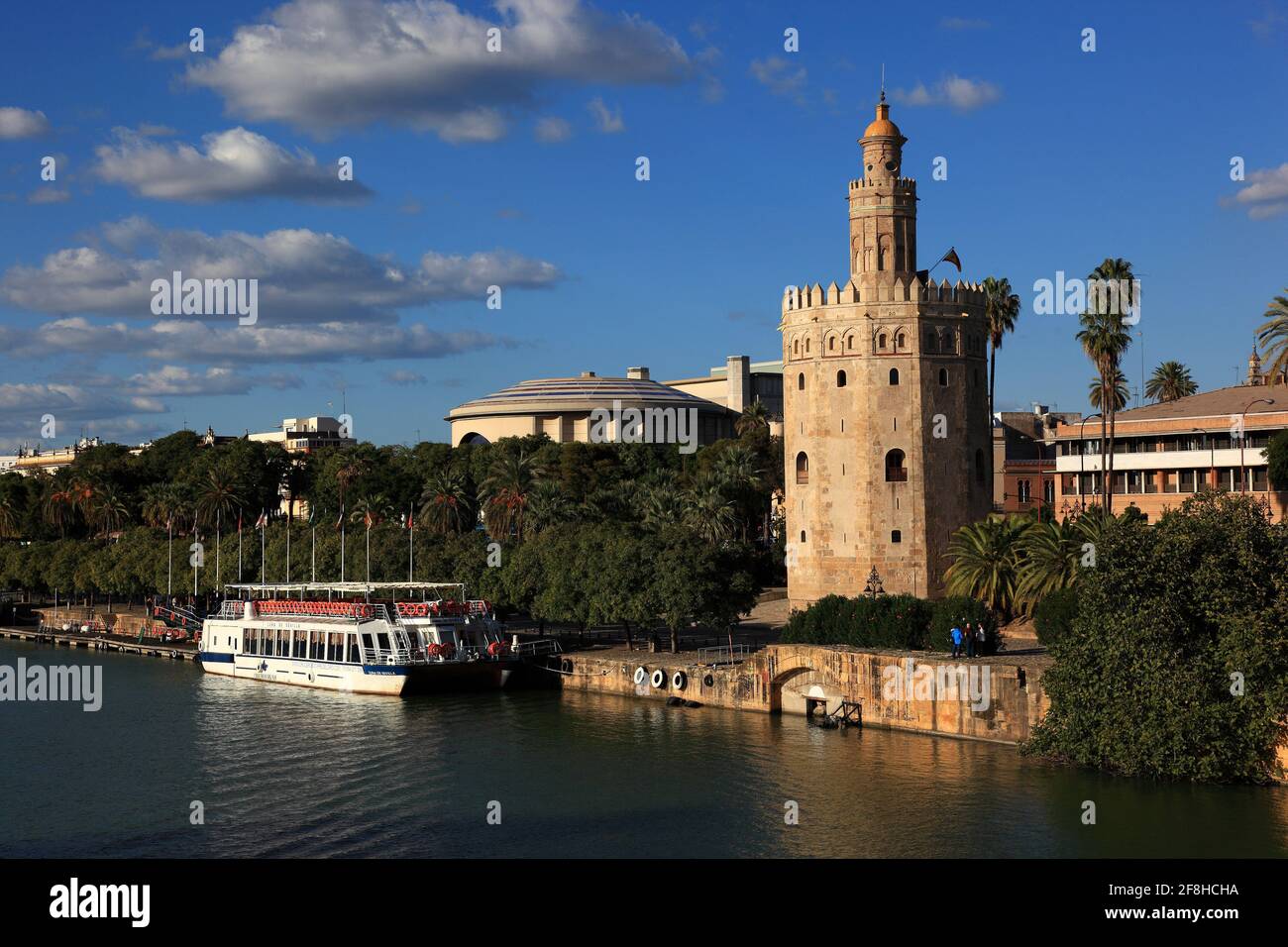 Spagna, Andalusia, Siviglia, la Torre del Oro sul fiume Guadalquivir nella città vecchia Foto Stock