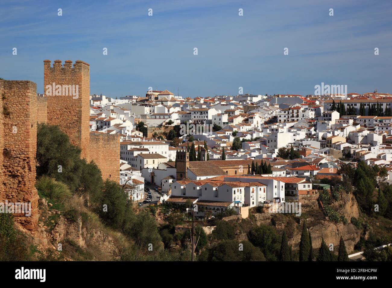 Ronda, un villaggio bianco in Andalusia, Spagna, parte delle mura della città e vista sulla città Foto Stock