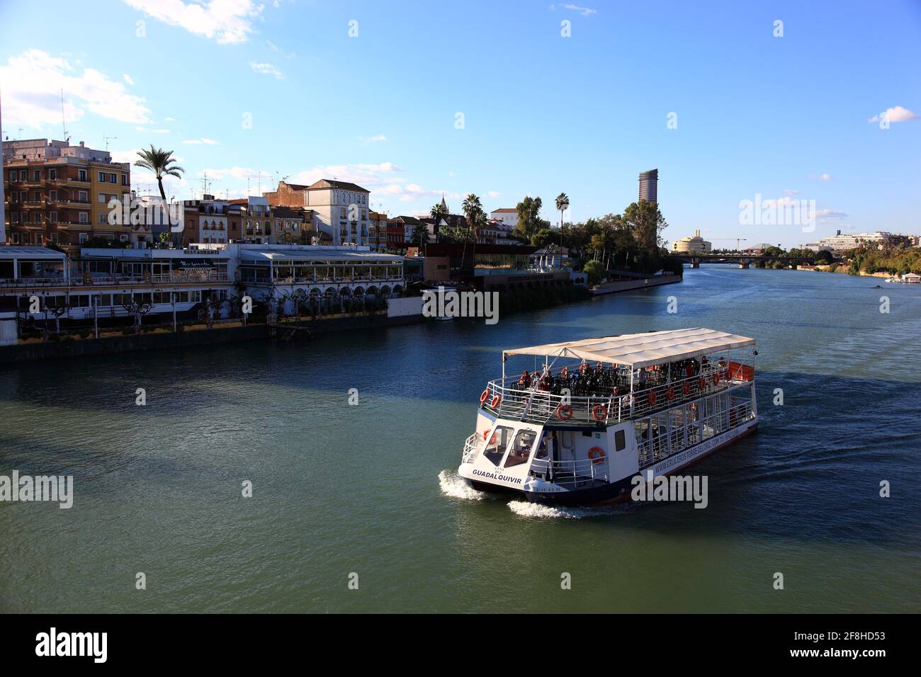 Spagna, Andalusia, Siviglia, Ausflugsboot sul fiume Guadalquivir Foto Stock