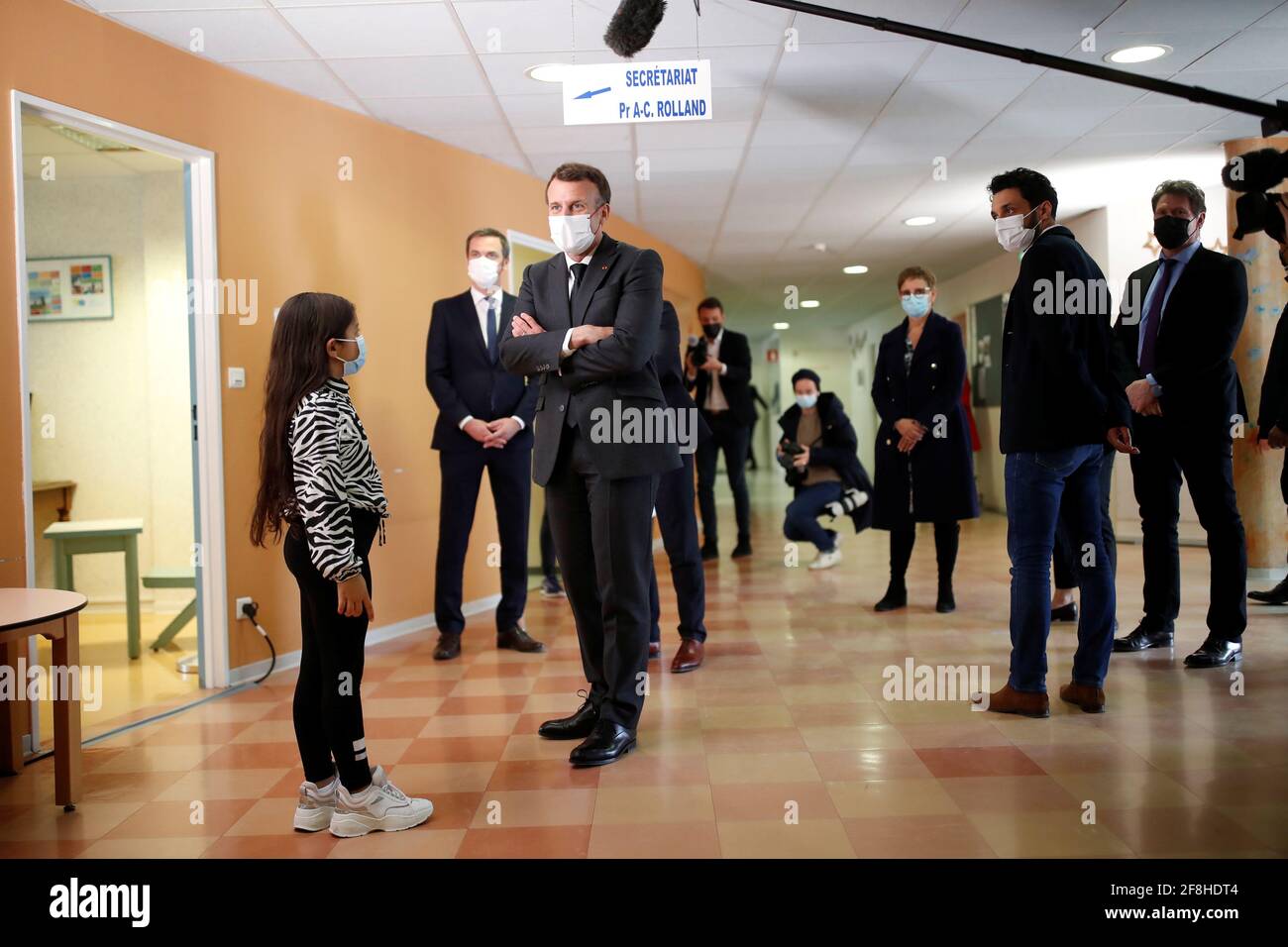 Il presidente francese Emmanuel Macron visita un dipartimento di psichiatria infantile all'ospedale di Reims per discutere dell'impatto psicologico della crisi COVID-19 e del blocco di bambini e adolescenti in Francia, il 14 aprile 2021. REUTERS/Christian Hartmann/Pool Foto Stock
