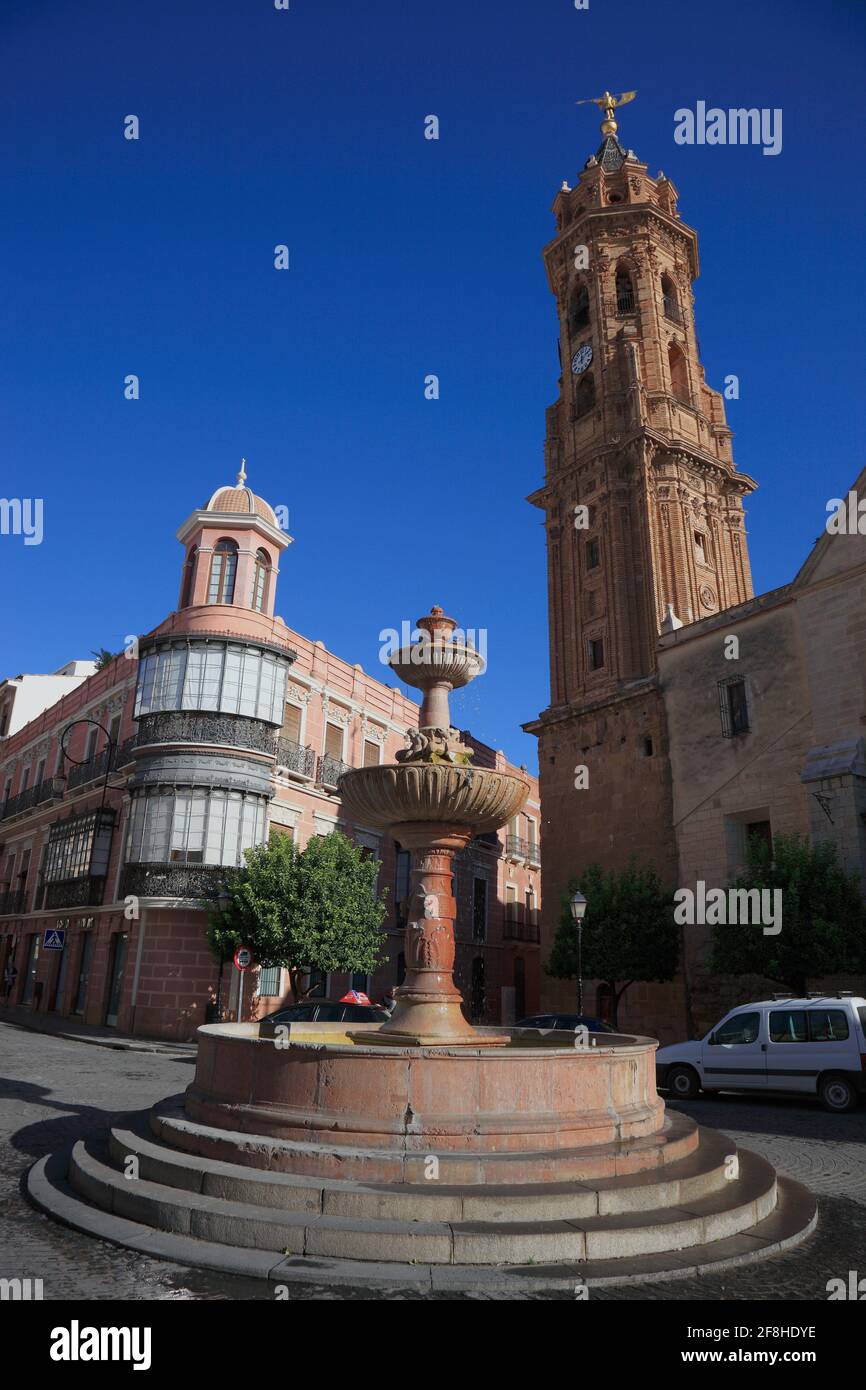 Antequera, Spagna, Andalusia, chiesa di San Sebastian nel centro della città e davor ein Brunnen Foto Stock