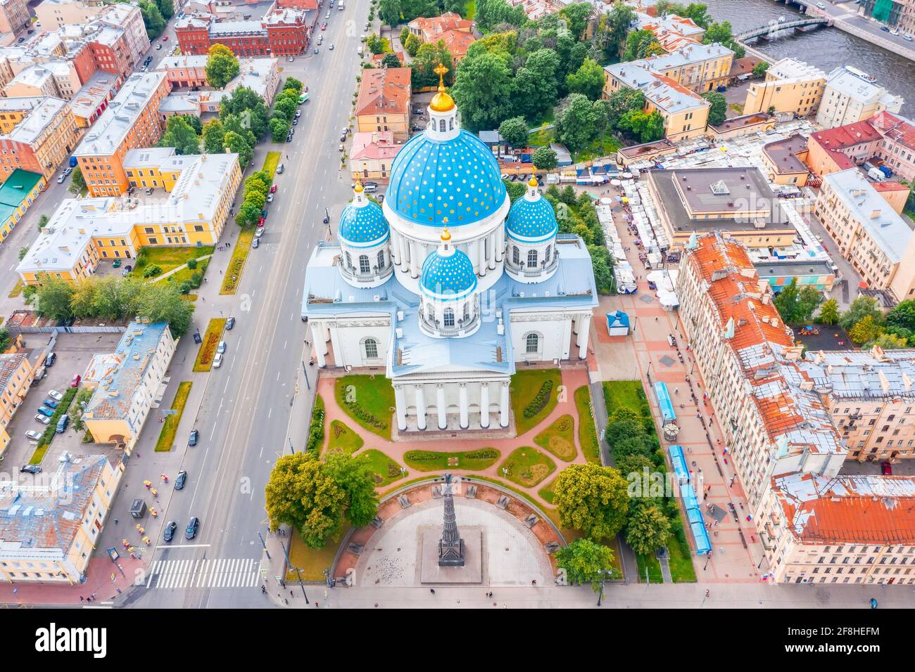 La famosa Cattedrale della Trinità con le cupole blu e stelle dorate, vista la parte storica della città di Staint-Petersburg, tipico delle case intorno Foto Stock