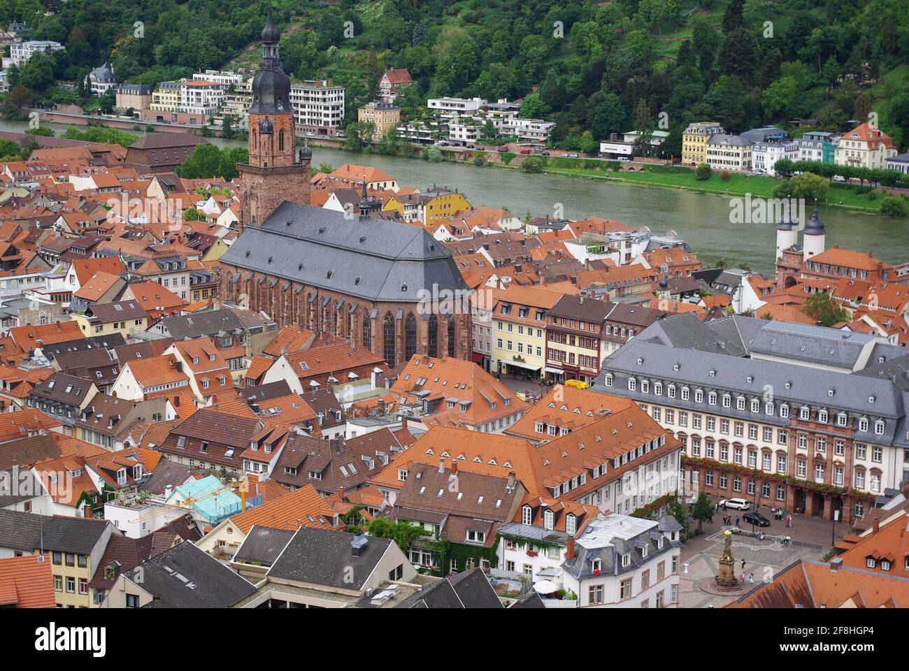 Vista aerea tra cui la Chiesa dello Spirito Santo e le torri gemelle della vecchia porta del ponte prese dal castello, Heidelberg, Baden-Württemberg, Germania Foto Stock