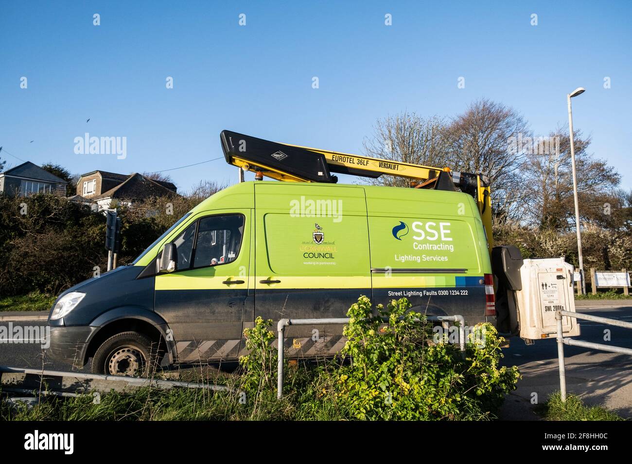 Un veicolo SSE Contracting Lighting Services dotato di Eurotel 36LF Versalift lavora per Cornwall Council parcheggiato lateralmente Di una strada a Newquay Foto Stock