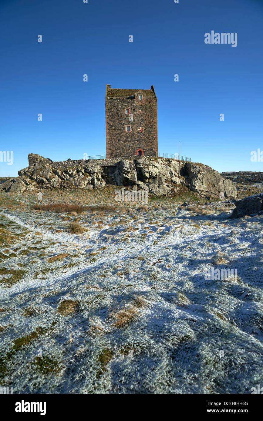La Torre di Smailholm nei confini scozzesi in una mattina di primavera luminosa e gelida. Foto Stock