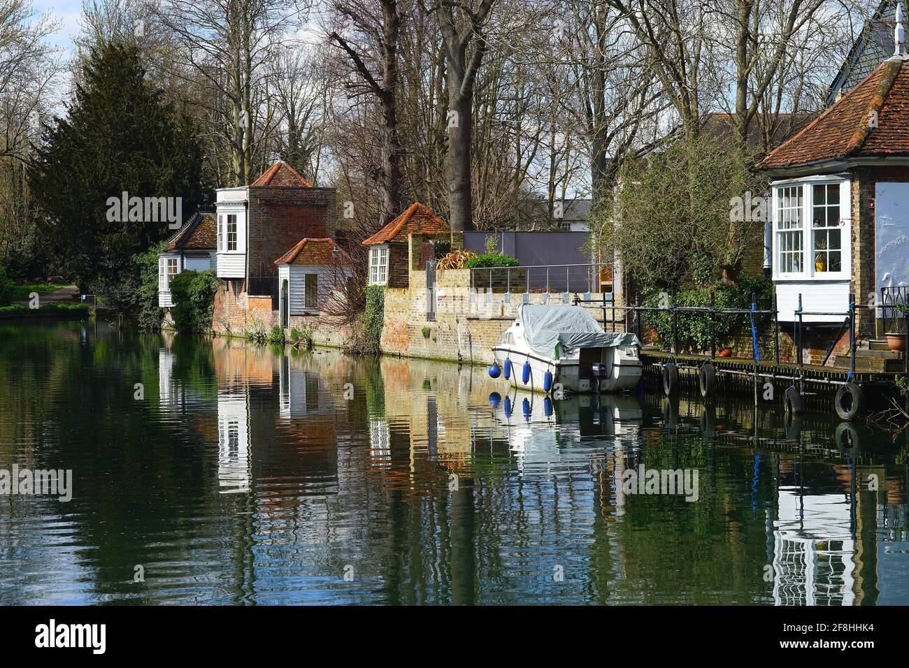 Gazebo del XVIII secolo sul fiume Lea a Ware Foto Stock