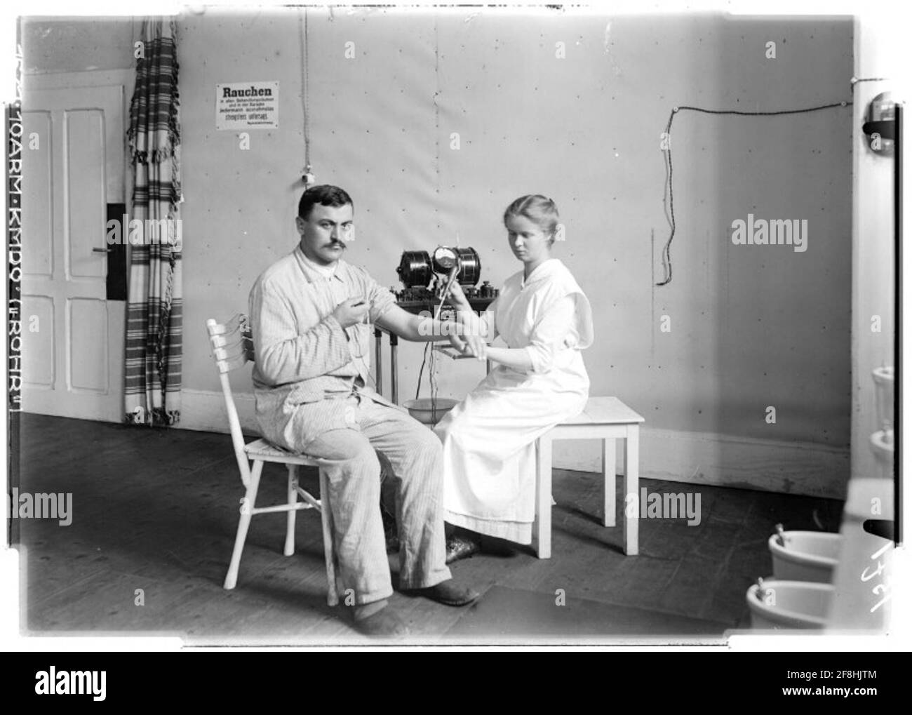 Faradisation nell'Ospedale della Croce Rossa a Villach fotografo: 10. Armeekommando (Rohr). Foto Stock