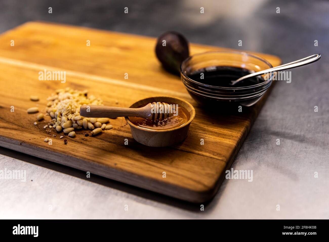 Tavola di legno con salsa e miele con cucchiaio di miele un tavolo Foto Stock