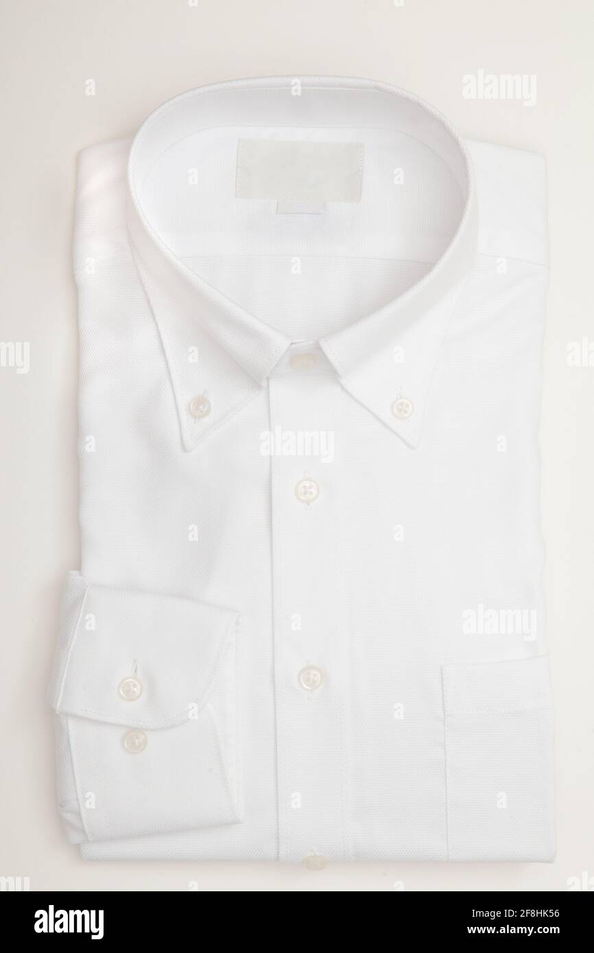 Camicia a manica lunga ripiegata bianca con bottoni Foto Stock