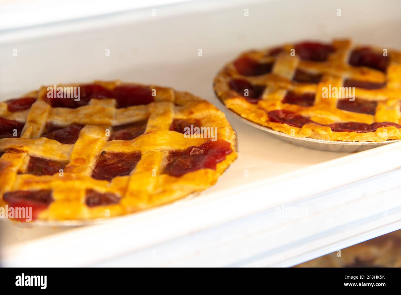 Torte di Apple cotte alla perfezione su uno scaffale per la vendita Foto Stock