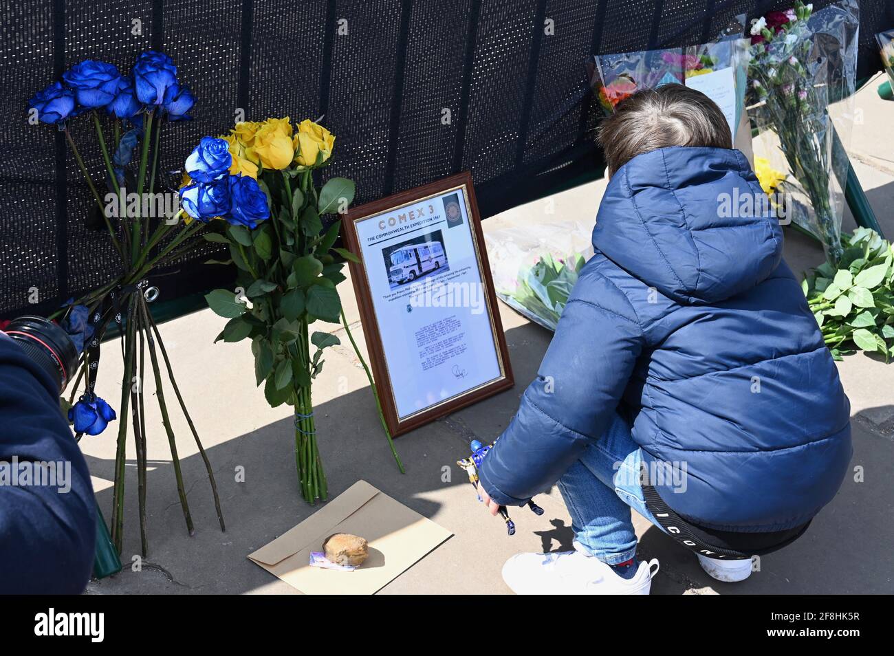 Londra.UK. I wisher reali lasciano tributi floreali al duca di Edimburgo dopo la sua morte il venerdì 09.04.2021. Ai Mourners è stato chiesto di stare lontano dalle residenze reali a causa del Pandemic di Coronavirus. Buckingham Palace, Londra. Foto Stock