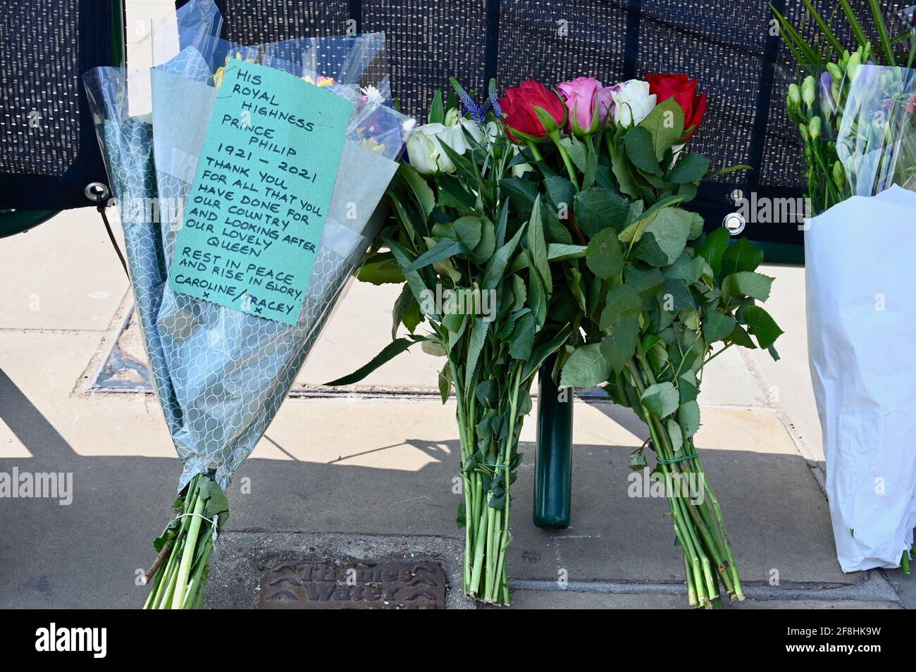 Londra.UK. I wisher reali lasciano tributi floreali al duca di Edimburgo dopo la sua morte il venerdì 09.04.2021. Ai Mourners è stato chiesto di stare lontano dalle residenze reali a causa del Pandemic di Coronavirus. Buckingham Palace, Londra. Foto Stock