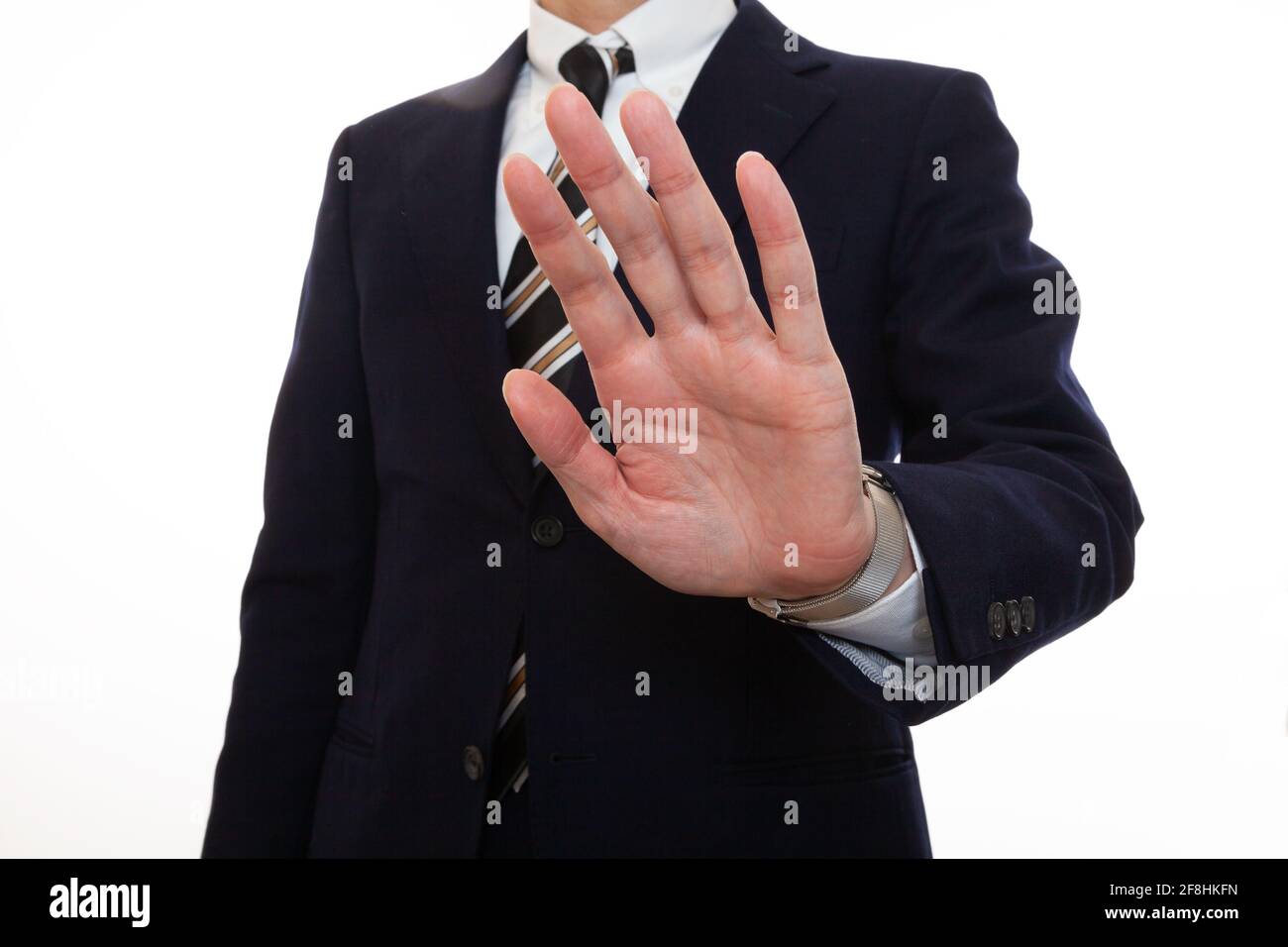 Uomo in un vestito che dà un divieto, stop segno di mano Foto Stock
