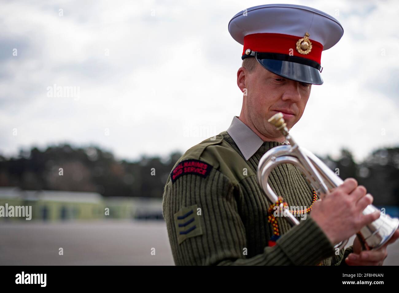 Il brigante che ha condotto il The Last Post al funerale del Duca di Edimburgo, il sergente Bugler Jamie Ritchie, i/C Corps of Drums, Royal Marines, prima di una prova per il servizio sulla Drill Square presso l'Army Training Center Pirbright a Woking, Surrey. I funerali del duca si terranno al Castello di Windsor sabato dopo la sua morte all'età di 99 anni il 9 aprile. Data immagine: Mercoledì 14 aprile 2021. Foto Stock