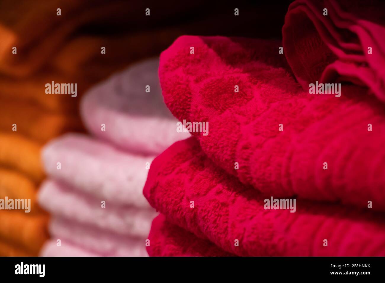 Una pila di asciugamani multicolore da vicino. Accessori per cure mediche. Foto Stock