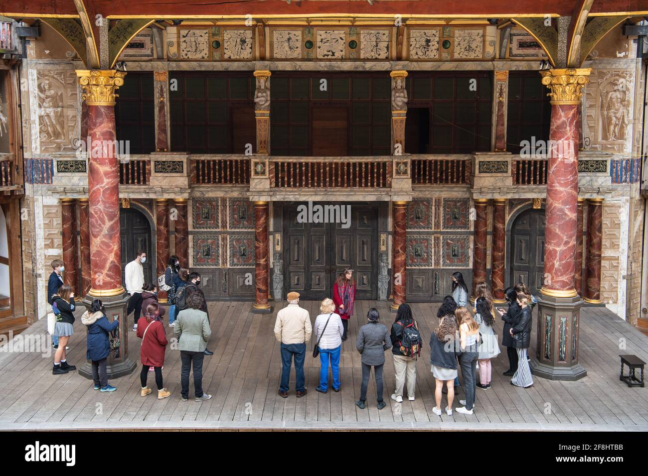 Londra, Regno Unito. 14 aprile 2021. I visitatori possono partecipare a un tour guidato del Globe Theatre sulla South Bank, Londra. Mentre le produzioni teatrali non sono previste per iniziare fino al 19 maggio sotto le restrizioni del governo di Coronavirus, oggi ha segnato il primo giorno in cui le visite guidate della sede sono state autorizzate indietro. Data immagine: Mercoledì 14 aprile 2021. Il credito fotografico dovrebbe essere: Matt Crossick/Empics/Alamy Live News Foto Stock