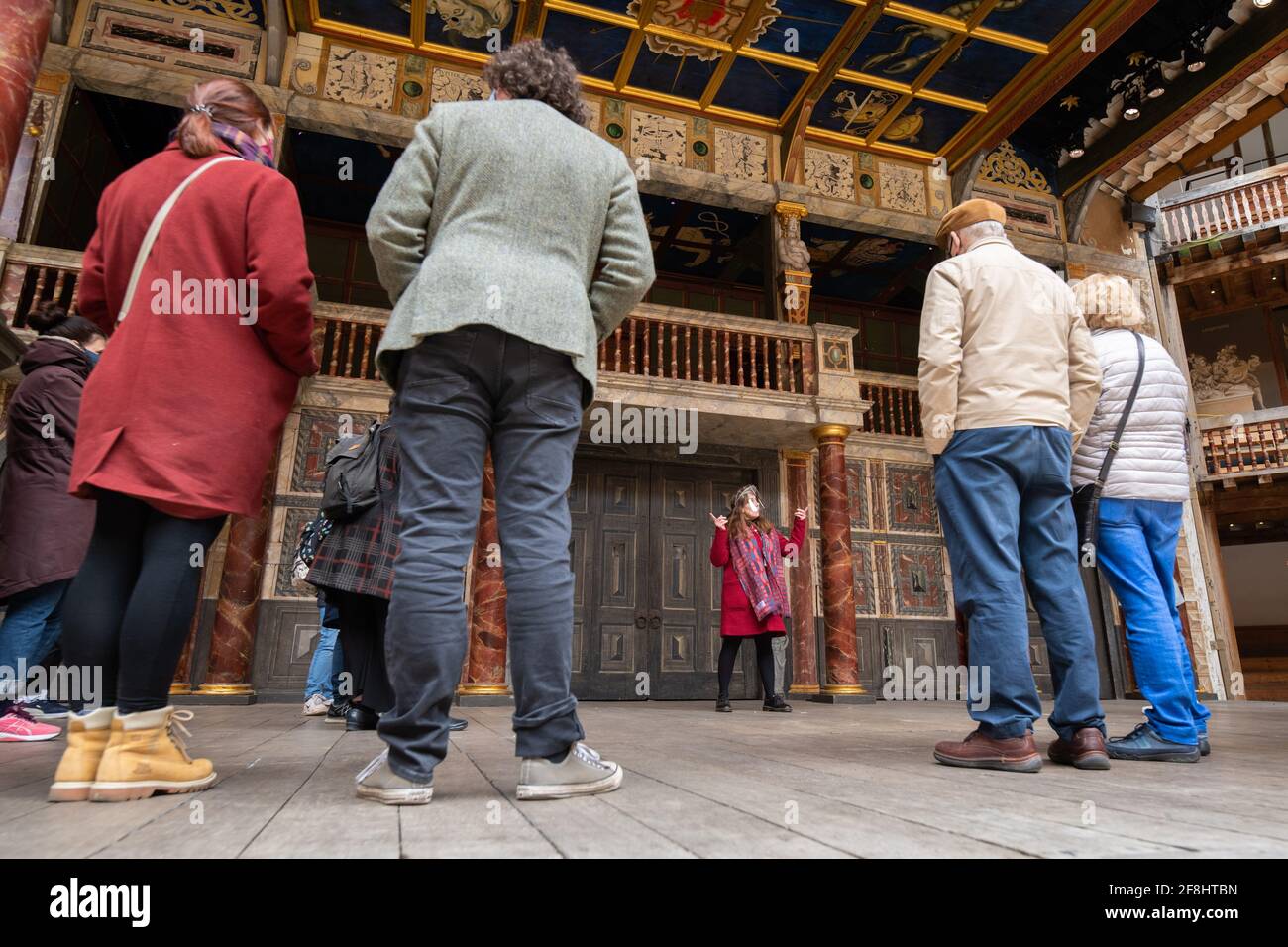 Londra, Regno Unito. 14 aprile 2021. I visitatori possono partecipare a un tour guidato del Globe Theatre sulla South Bank, Londra. Mentre le produzioni teatrali non sono previste per iniziare fino al 19 maggio sotto le restrizioni del governo di Coronavirus, oggi ha segnato il primo giorno in cui le visite guidate della sede sono state autorizzate indietro. Data immagine: Mercoledì 14 aprile 2021. Il credito fotografico dovrebbe essere: Matt Crossick/Empics/Alamy Live News Foto Stock