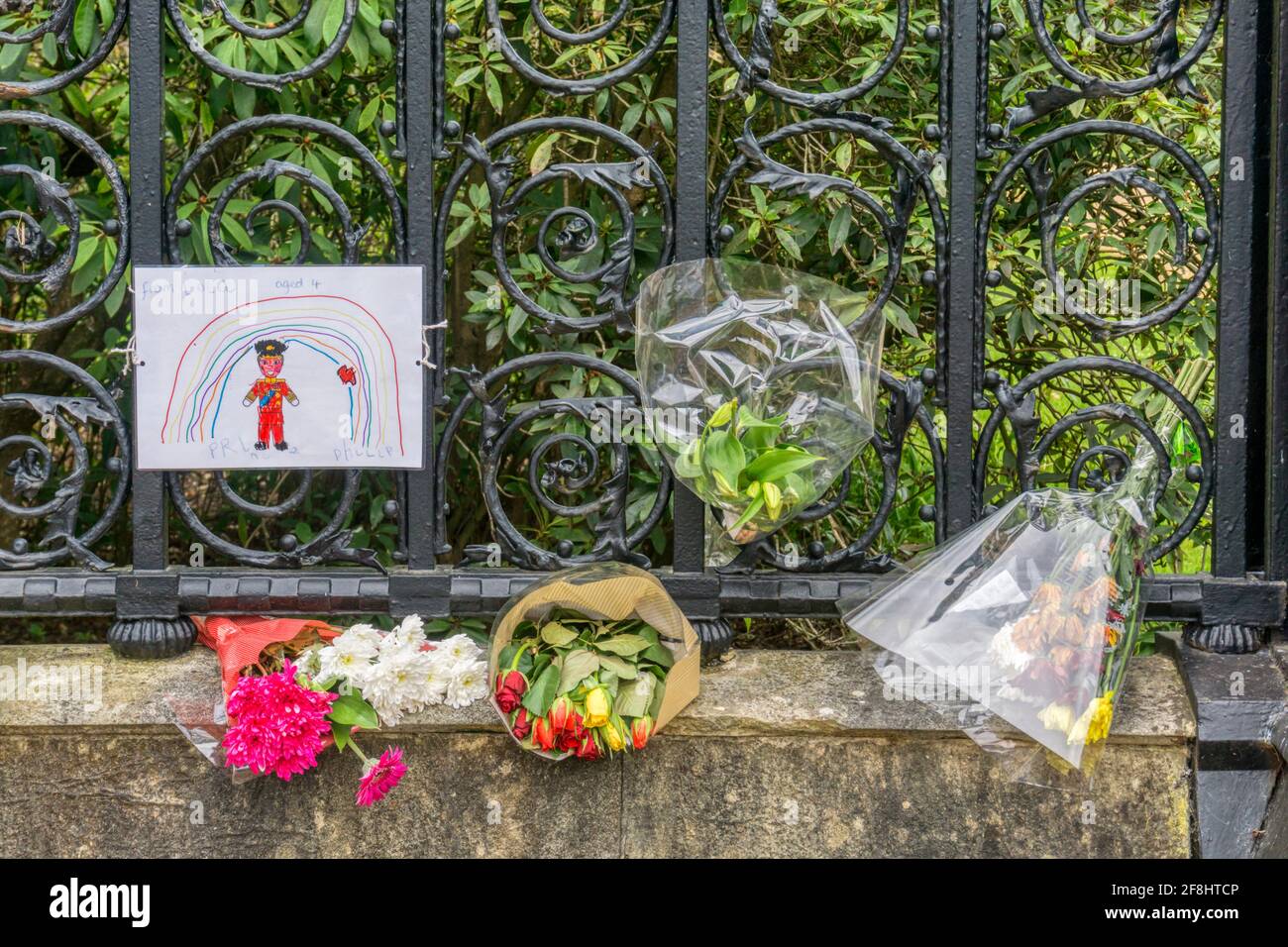 Alcuni dei fiori lasciati dal pubblico a Sandringham House durante il periodo di lutto pubblico dopo la morte del Duca di Edimburgo. Foto Stock
