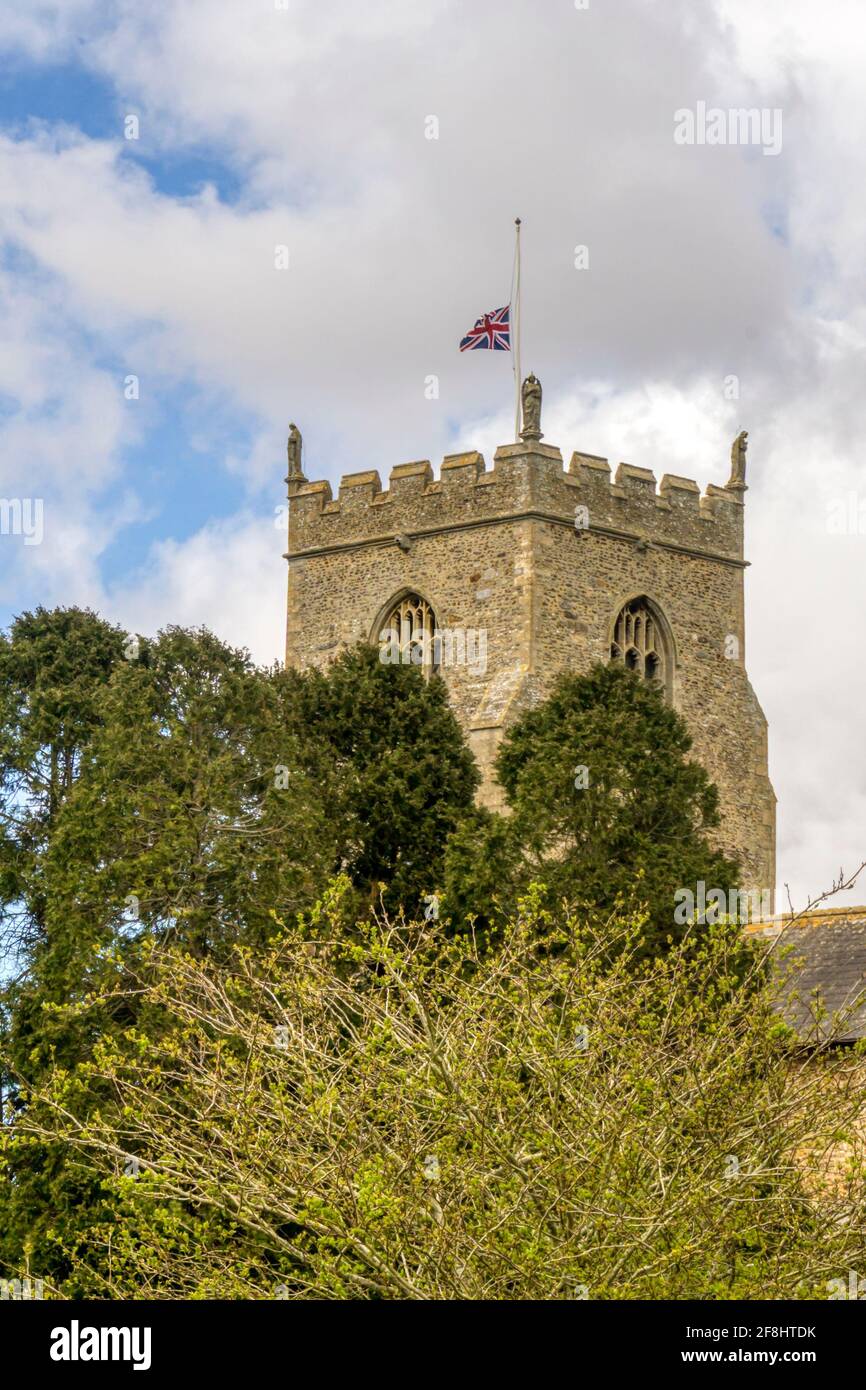 Bandiera che vola a metà albero sulla chiesa di Dersingham come segno di rispetto durante il periodo di lutto pubblico per la morte del duca di Edimburgo. Foto Stock