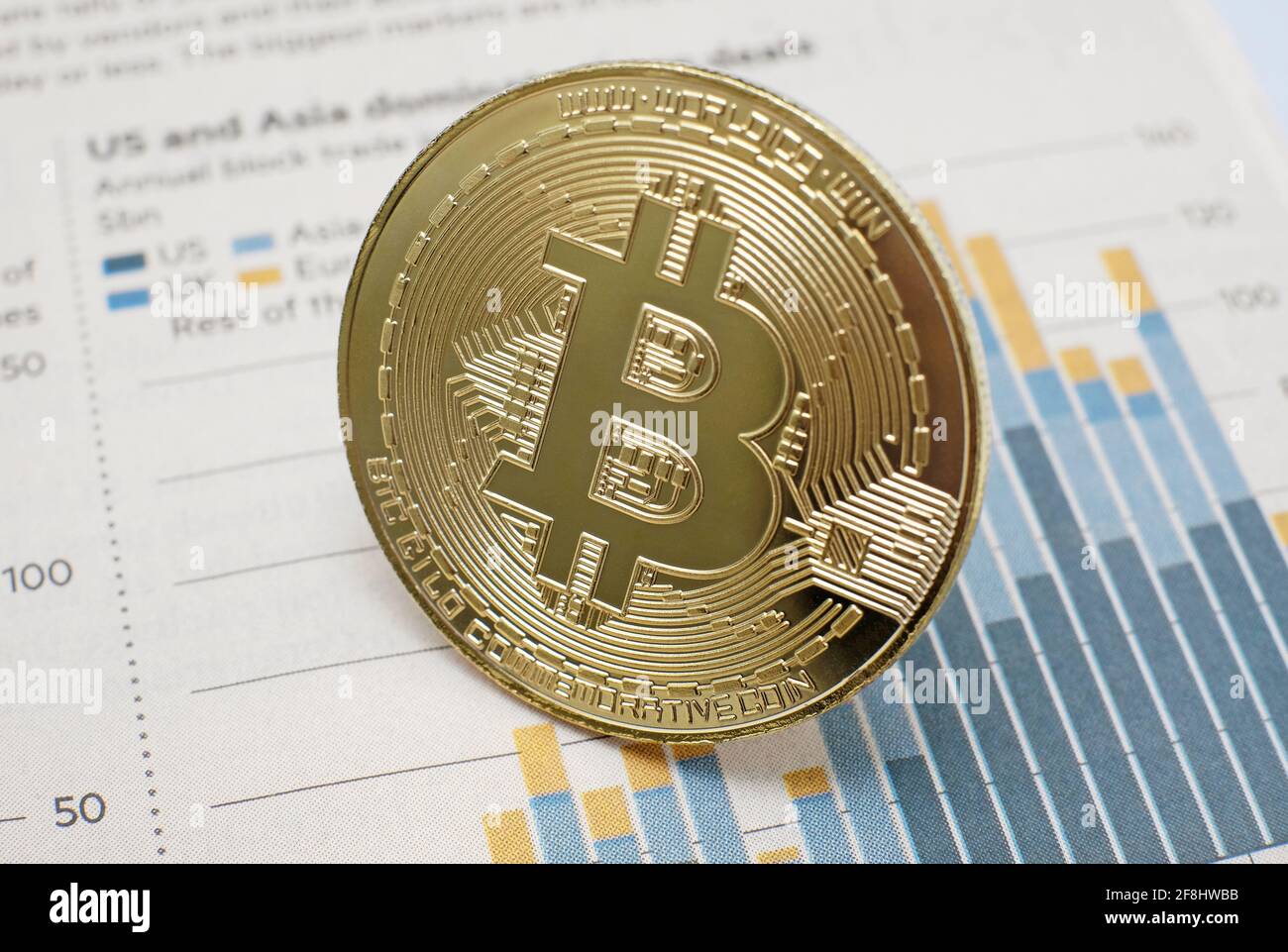 moneta bitcoin placcata oro su sfondo grafico Foto Stock