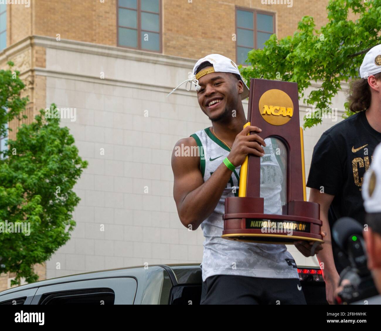 Jared Butler tiene il trofeo NCAA Championship durante la parata maschile del campionato di pallacanestro martedì 13 aprile 2021 a Waco, Texas. Il 5 aprile 2021, la squadra di basket Baylor Men's ha battuto i Gonzaga Bulldogs, precedentemente insorti, per vincere il torneo di pallacanestro maschile della Divisione i della NCAA. (Foto di Jennifer Lake/Sipa USA) Credit: Sipa USA/Alamy Live News Foto Stock