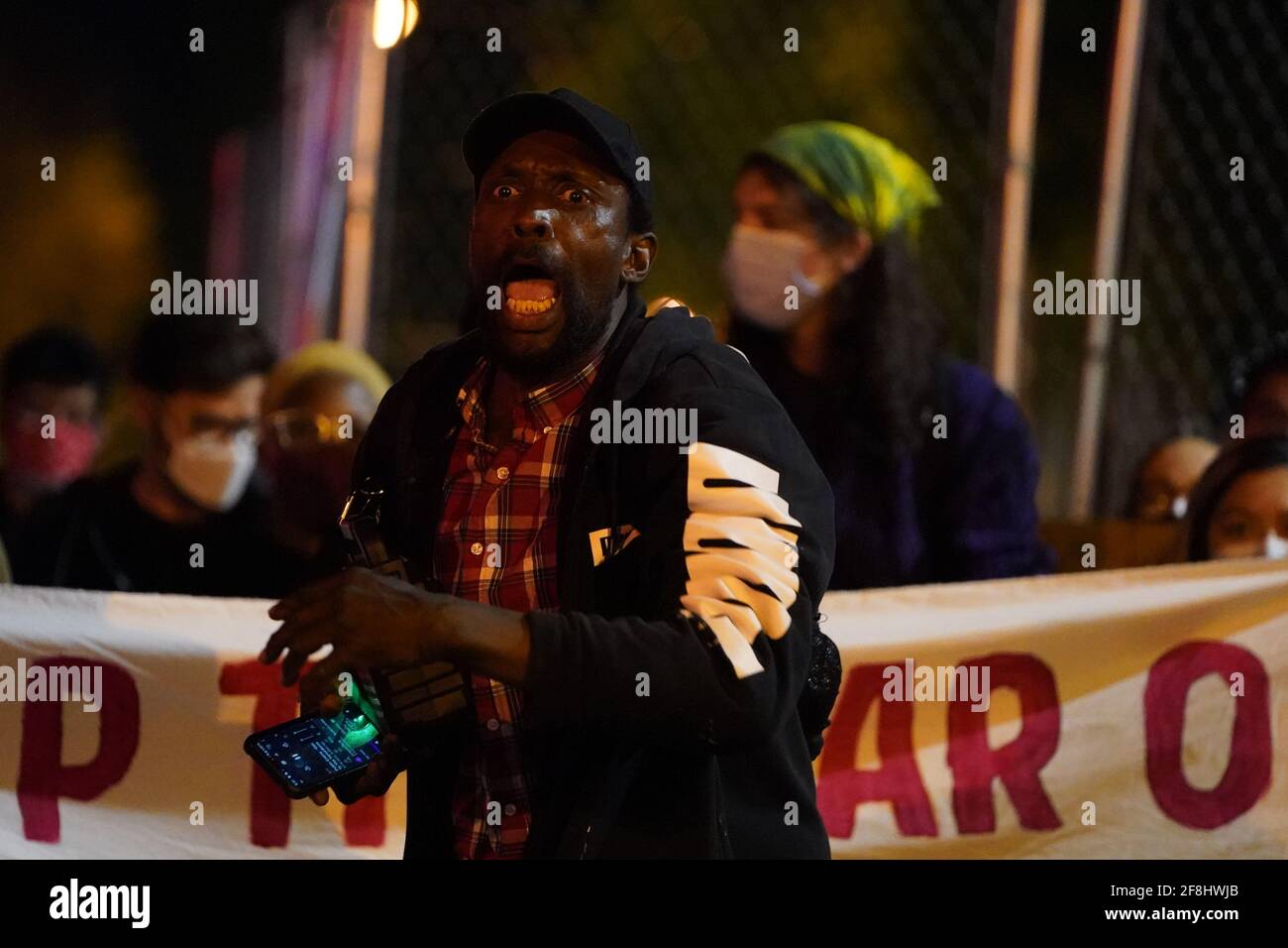 Philadelphia, Stati Uniti. 13 Apr 2021. Un manifestante grida durante una protesta di Justice for Daunte Wright a Philadelphia, USA. Daunte Wright era un uomo nero di 20 anni che fu ucciso e ucciso da un agente di polizia a Brooklyn Center, Minnesota, il 11 aprile. Credit: Chase Sutton/Alamy Live News Foto Stock