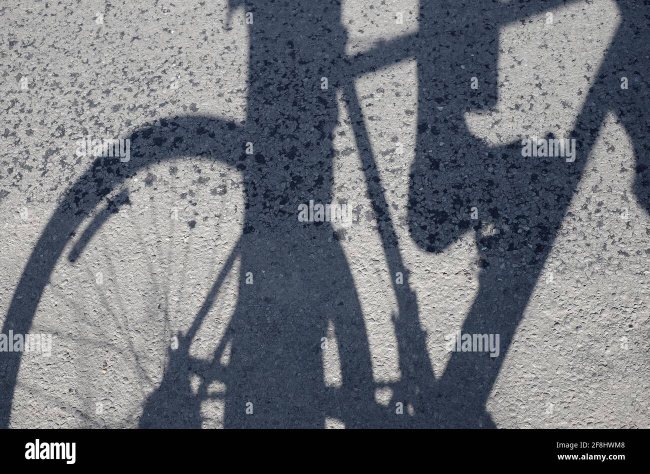 ombra di ciclista maschile con piede sul pedale Foto Stock