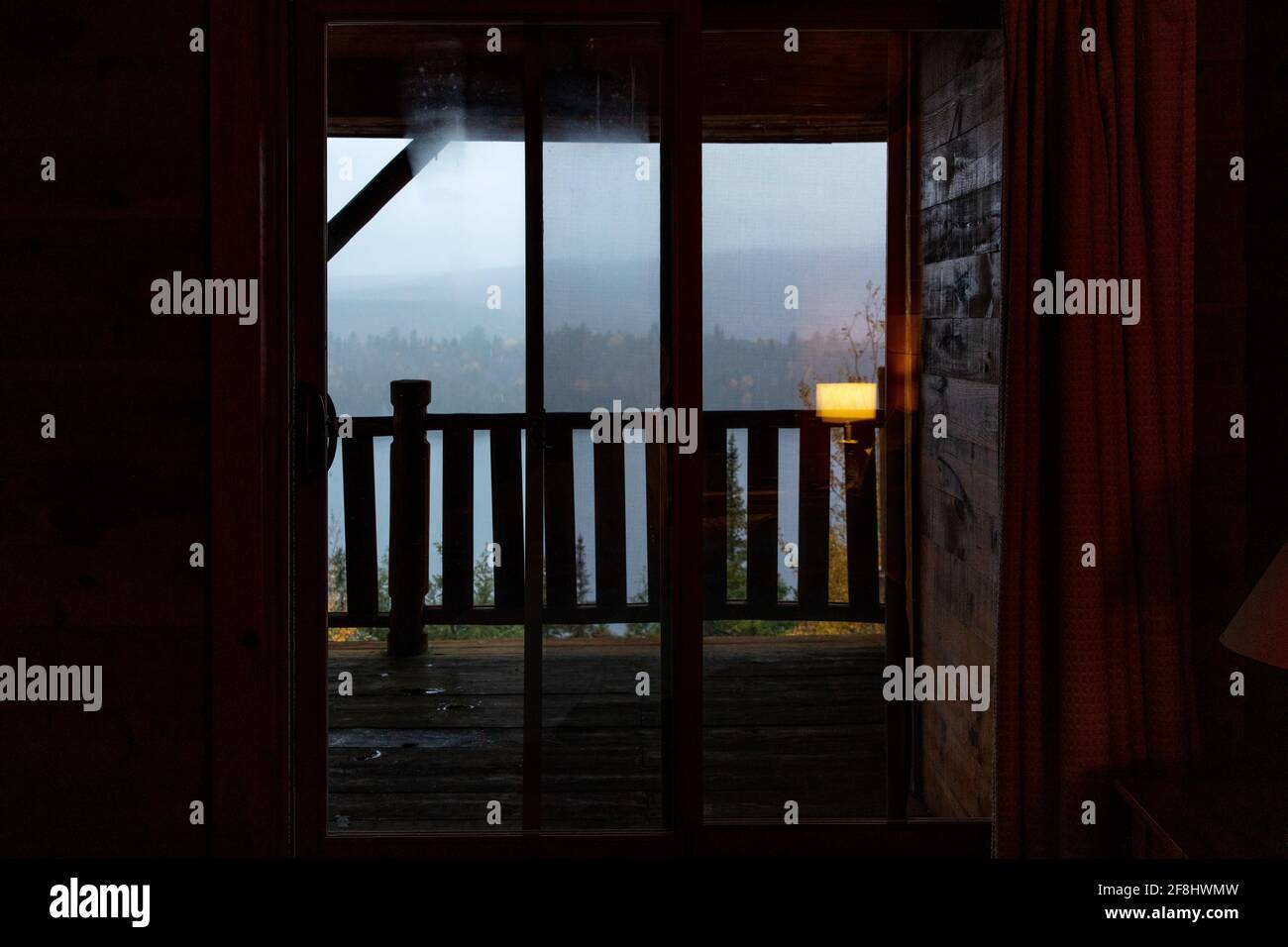 vista di un balcone in una serata di moody dall'interno di una camera da letto Foto Stock