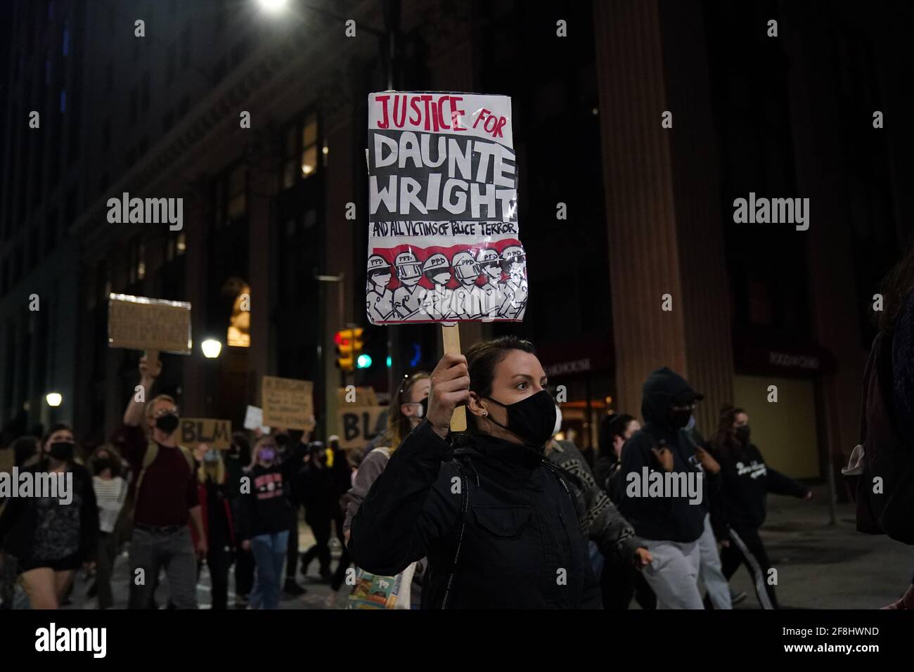 Philadelphia, Stati Uniti. 13 Apr 2021. Un dimostratore marciò mentre tiene un segno durante una protesta di Justice for Daunte Wright a Philadelphia, USA. Daunte Wright era un uomo nero di 20 anni che fu ucciso e ucciso da un agente di polizia a Brooklyn Center, Minnesota, il 11 aprile. Credit: Chase Sutton/Alamy Live News Foto Stock