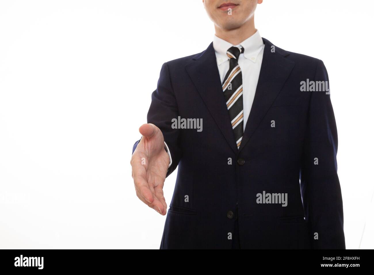 Persona di affari che mette fuori la sua mano destra e chiede per una stretta di mano Foto Stock