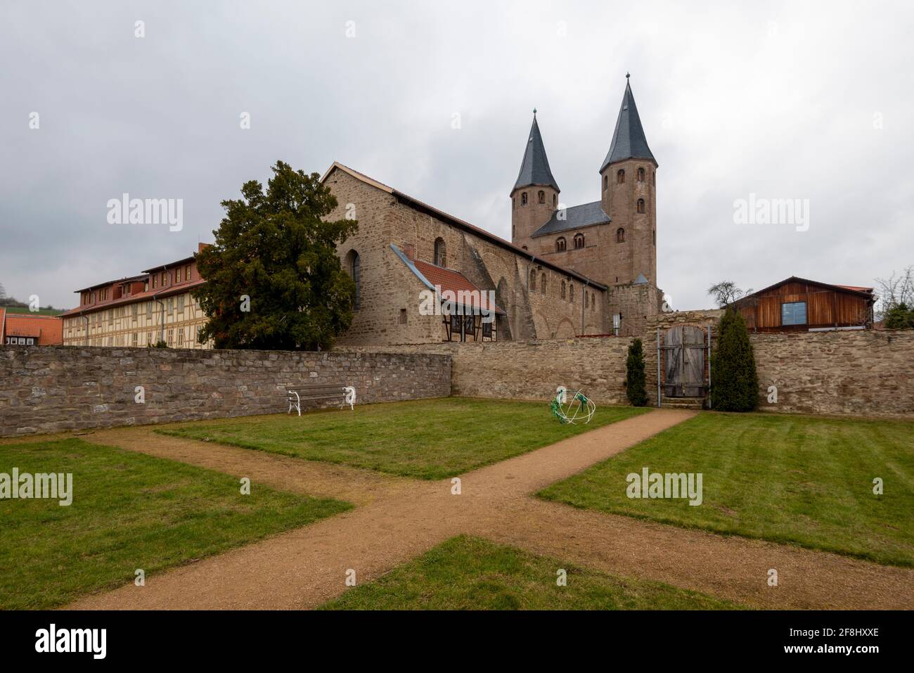 Ilsenburg, Germania. 10 Apr 2021. In un giardino del Monastero di Drübeck si trovano le stazioni della Croce. Alle sue spalle si erge la chiesa del monastero di San Vito. Appartiene ad un'ex abbazia benedettina ed è ora parte della strada romanica, la Transromanica. Credit: Stefano Nosini/dpa-Zentralbild/ZB/dpa/Alamy Live News Foto Stock