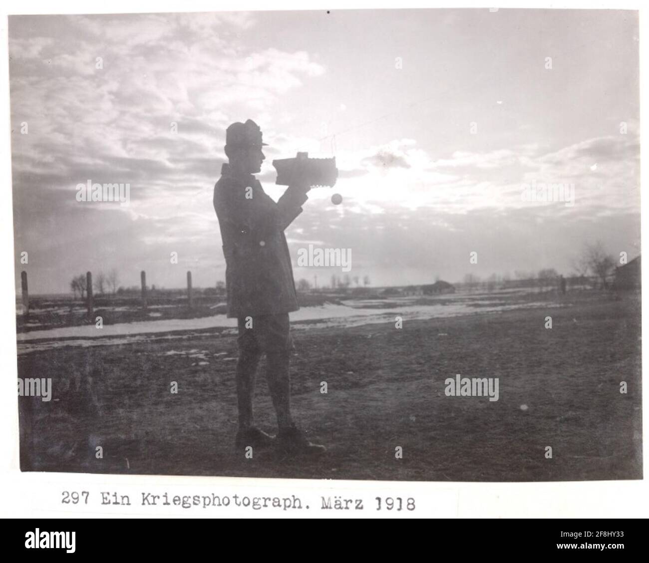 Un fotografo di guerra UN fotografo di guerra; vicino a Wladimir Wolynskij, Volhynia, Russia, Ucraina. Foto Stock