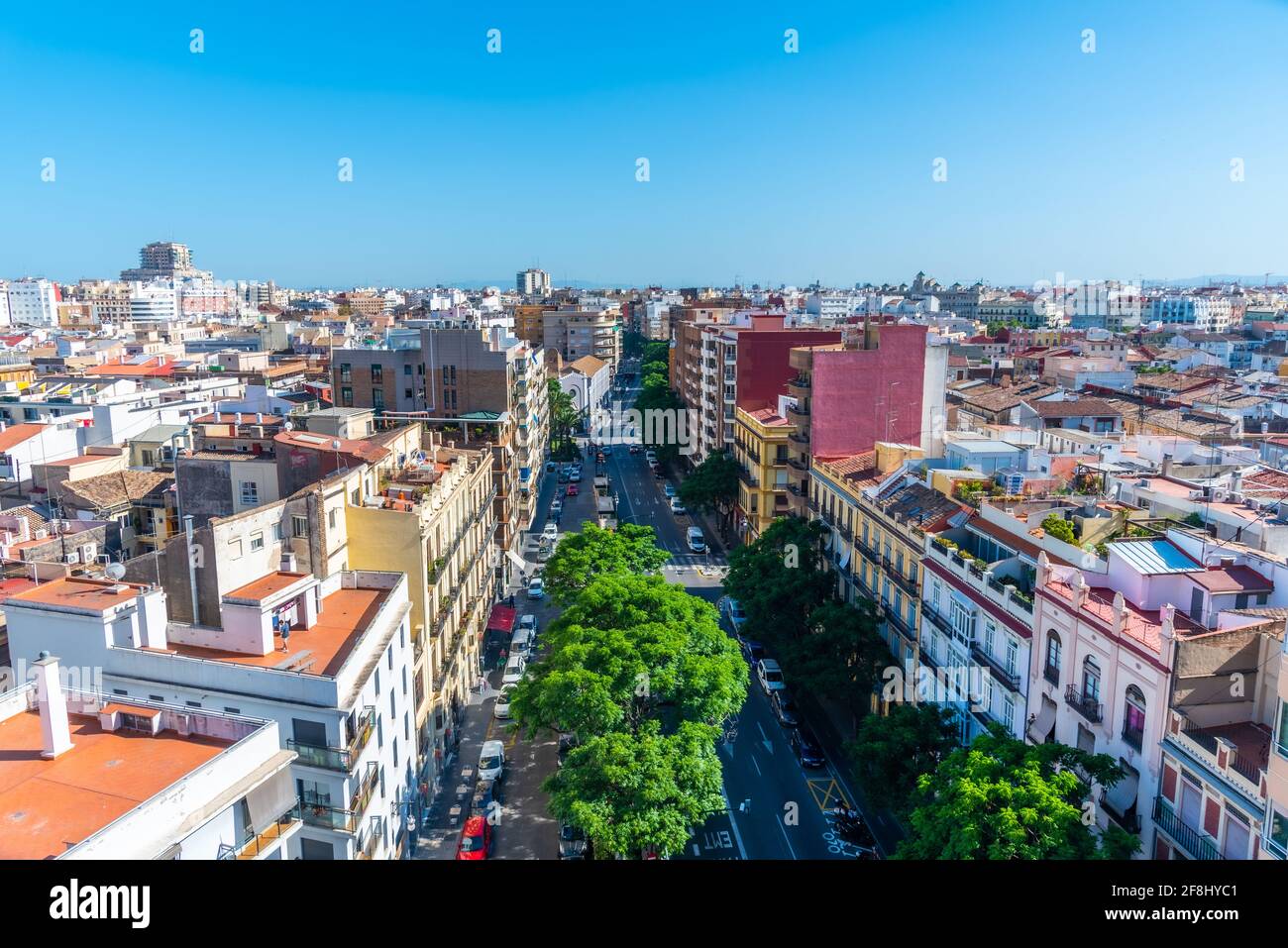 Veduta aerea di un viale che passa da Torres de Quart a Valencia, Spagna Foto Stock