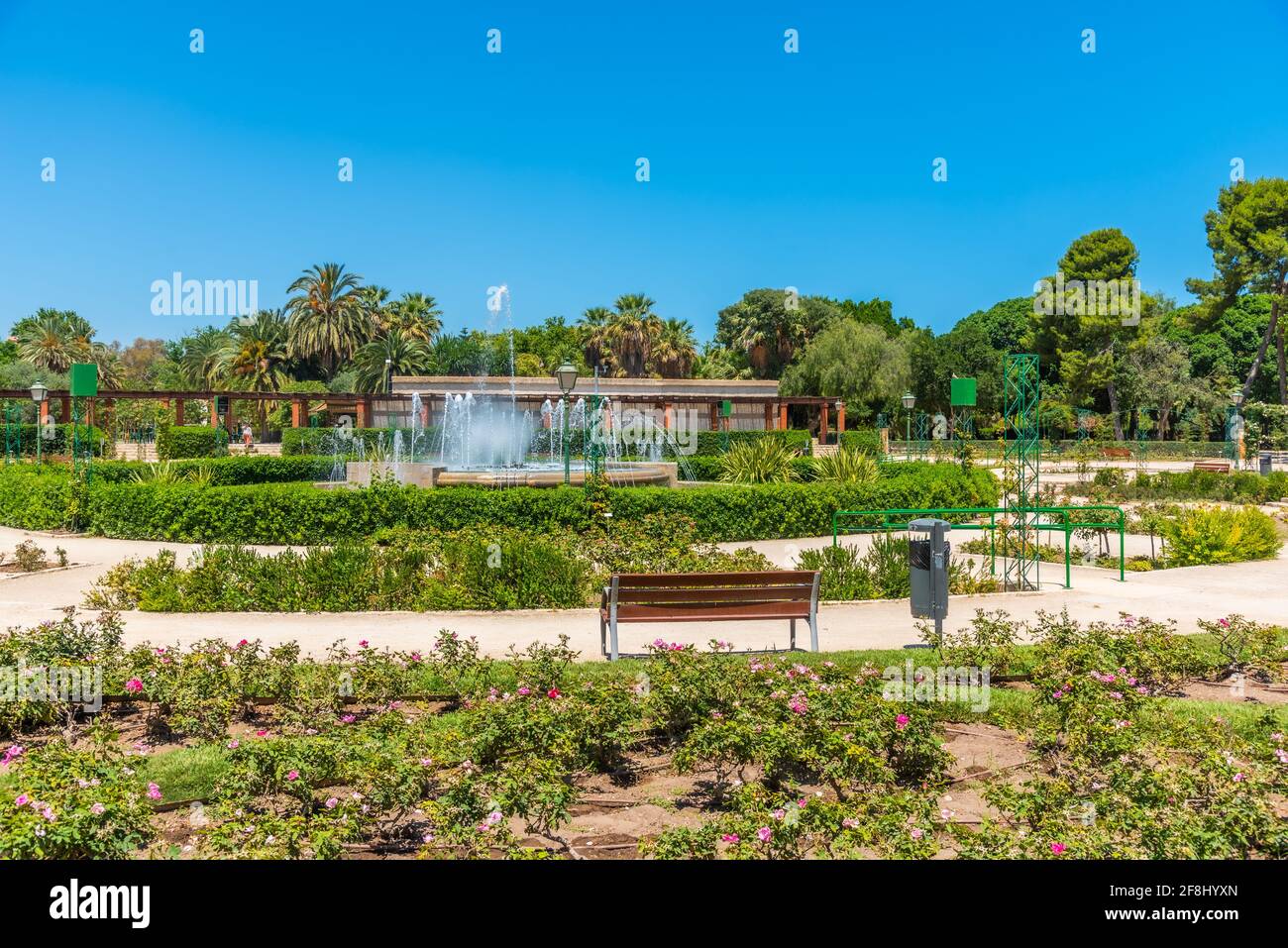 Giardino di rose presso i giardini reali nella città spagnola di Valencia Foto Stock