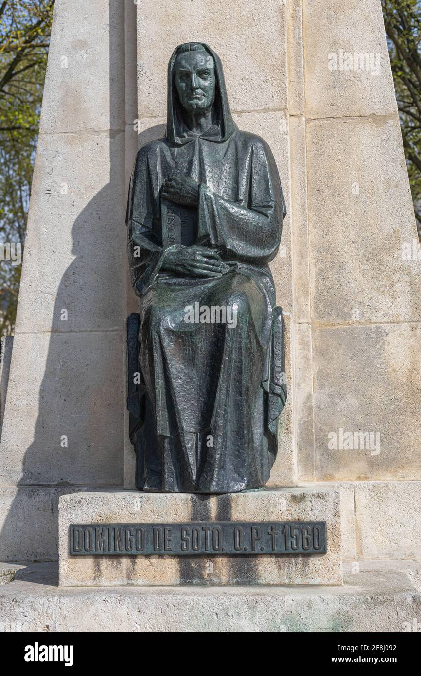 BURGOS, SPAGNA - 9 aprile 2021: Statua del frate domenicano Domingo de Soto che ha partecipato al Consiglio di Trento e ha riflettuto sui dimeri morali Foto Stock