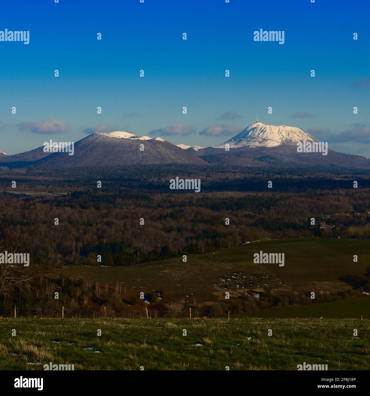 Vista dei due vulcani: Puy-de-Dome e Puy-de-come nella neve. Auvergne Foto Stock