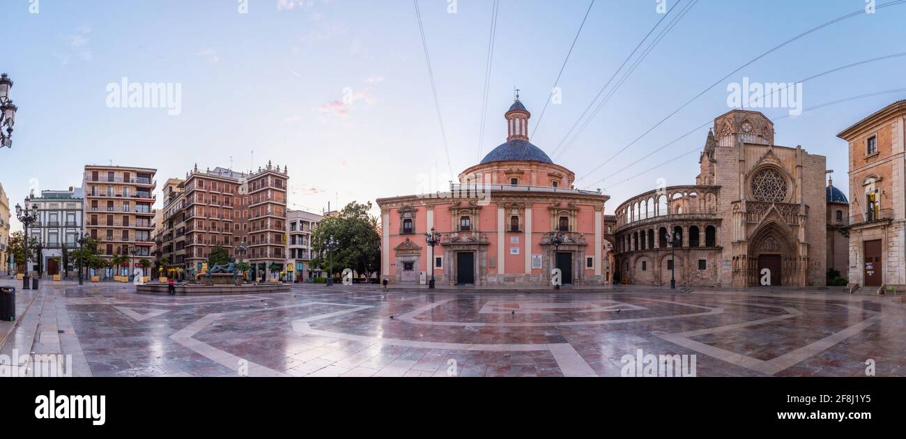 Vista della vuota Plaza de la Virgen a Valencia, Spagna Foto Stock