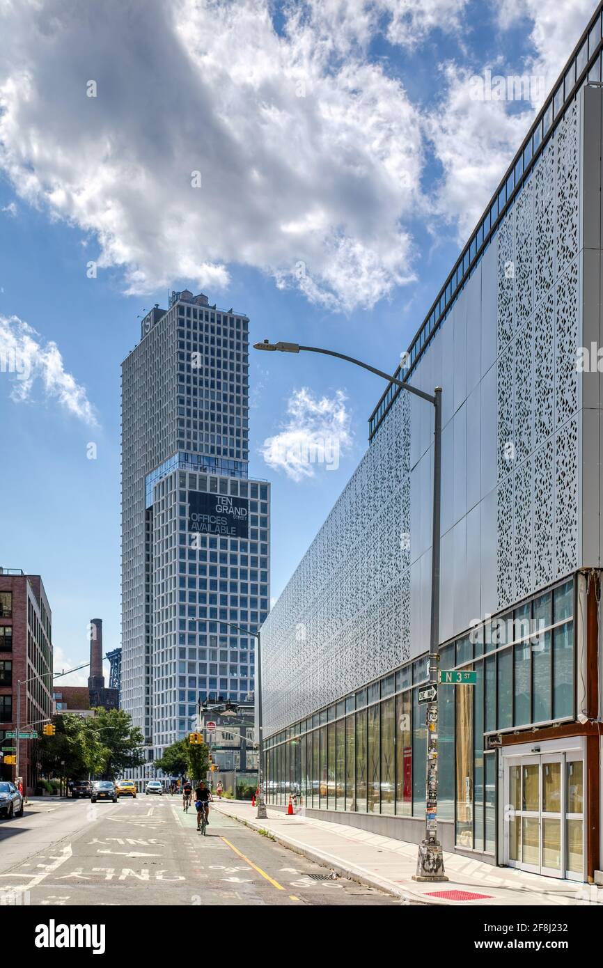 One South First Street, appartamenti, e Ten Grand Street, uffici, a Williamsburg, Brooklyn Foto Stock