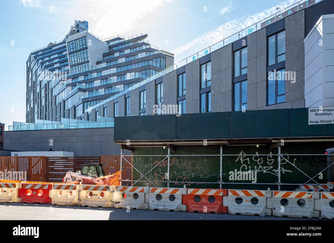 500 Metropolitan Avenue, un hotel/complesso residenziale a Williamsburg, Brooklyn. L'Hotel Indigo occupa i piani inferiori; gli appartamenti si innalzano sopra. Foto Stock