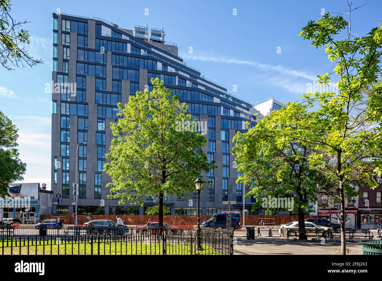 500 Metropolitan Avenue, un hotel/complesso residenziale a Williamsburg, Brooklyn. L'Hotel Indigo occupa i piani inferiori; gli appartamenti si innalzano sopra. Foto Stock