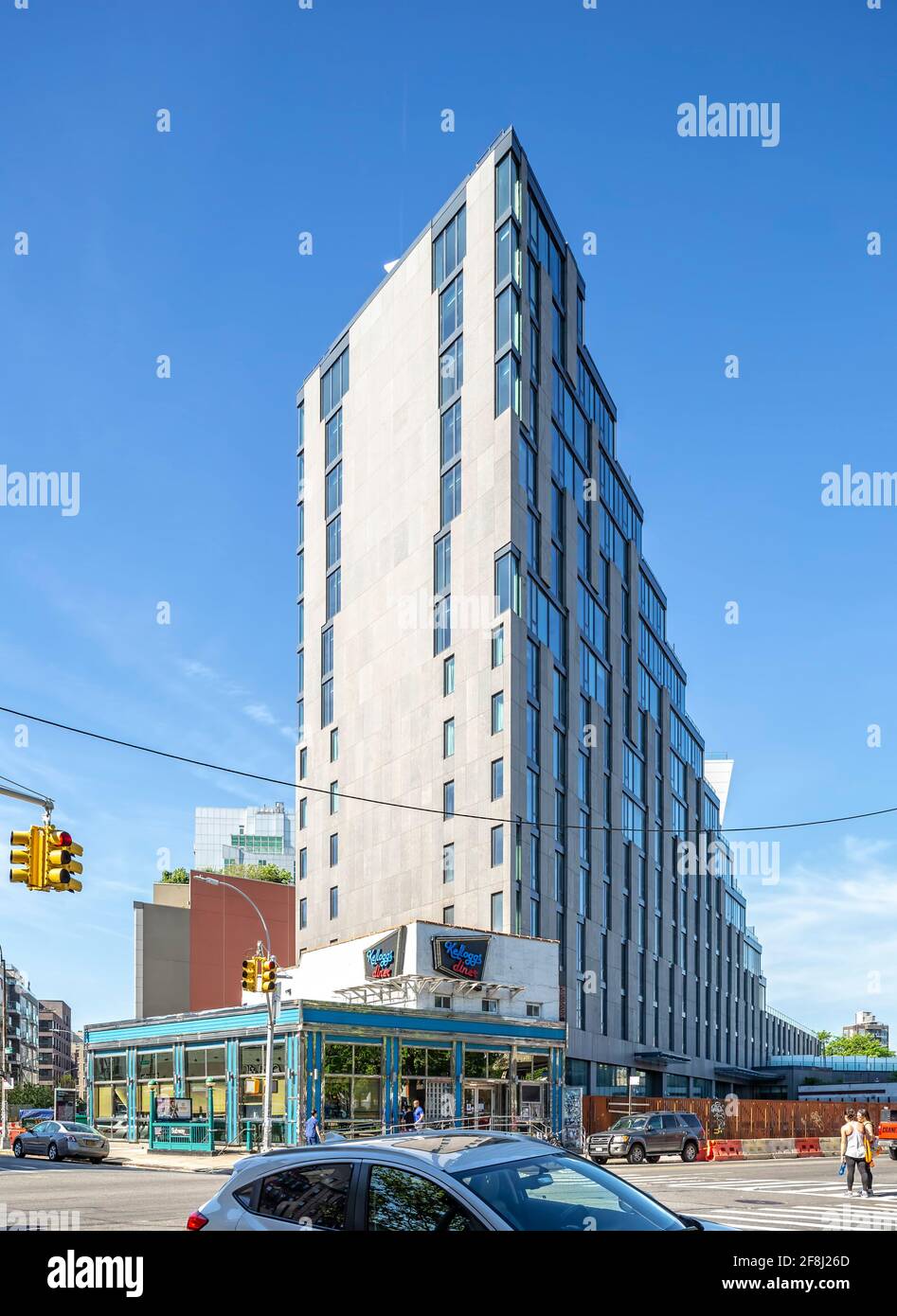 500 Metropolitan Avenue, un hotel/complesso residenziale a Williamsburg, Brooklyn. L'Hotel Indigo occupa i piani inferiori; gli appartamenti si innalzano sopra. Foto Stock