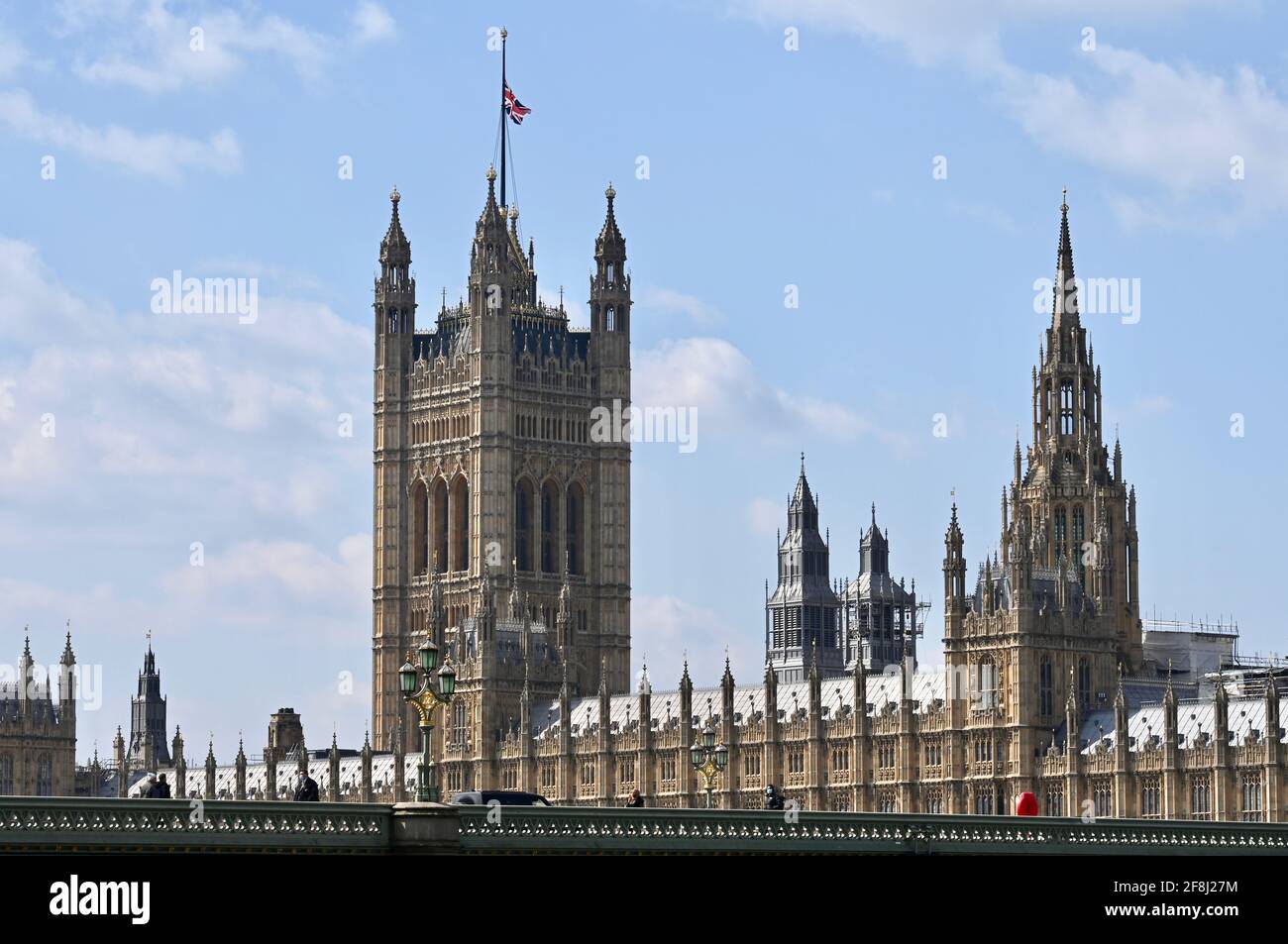 Londra. REGNO UNITO. 14 Marzo 2021. Bandiere volano a metà albero attraverso il Regno Unito per segnare la morte del duca di Edimburgo il 09.04.2021. Parlamento, Westminster. London Credit: michael melia/Alamy Live News Foto Stock