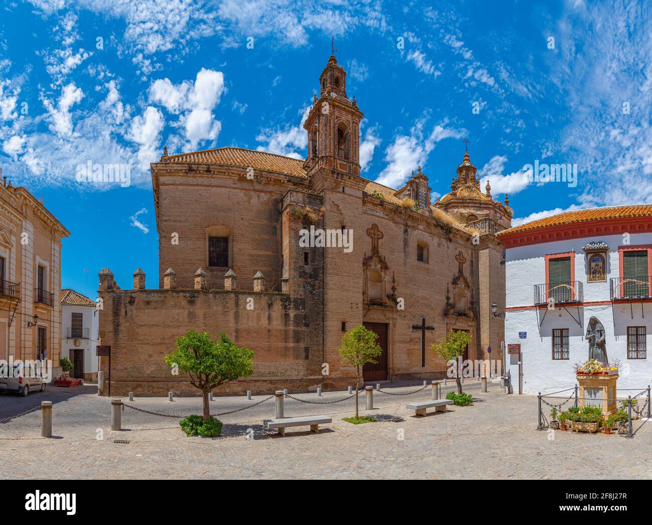 Strada bianca della città spagnola Carmona e la statua di Santa Maria chiesa Foto Stock